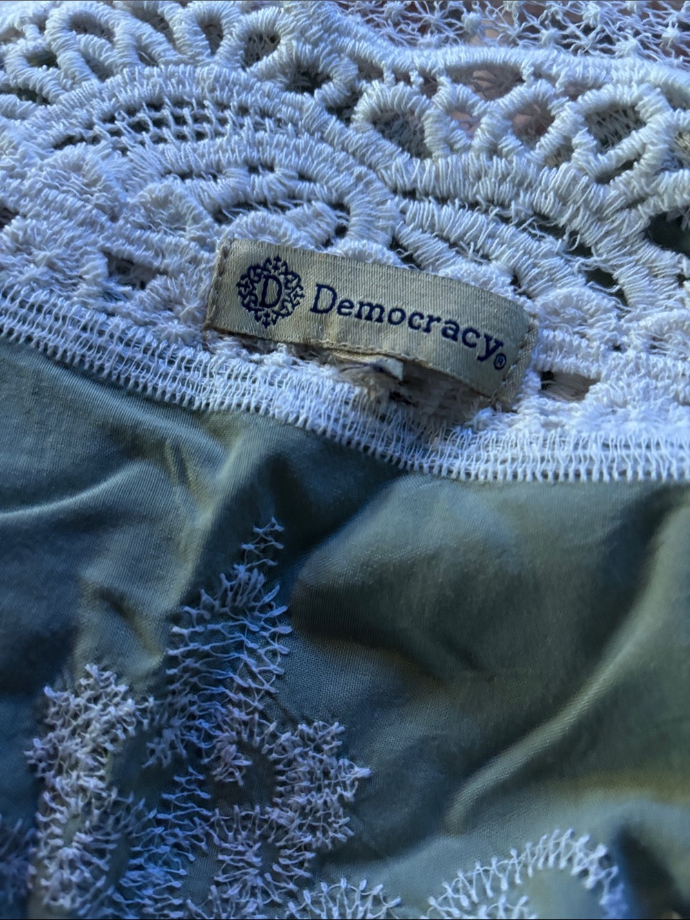 Democracy (2X) Women’s Sage Green and White Lace Embroidered Tunic Top - Picture 9 of 9